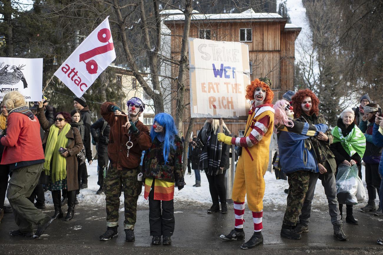 Des manifestants à Davos ce mardi. [Keystone - Ennio Leanza]