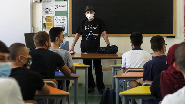 Ce lundi, les écoliers italiens ont repris le chemin de l'école, masqués. [keystone - Cecilia Fabiano]