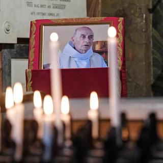 Le portrait du Père Jacques Hamel dans l'église Saint-Louis-des-Français de Rome, en 2016. [EPA/Keystone - Alessandro di Meo]