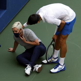Novak Djokovic a fait tomber la juge de ligne avec une balle violente. Il s'excuse, mais c'est trop tard; le mal est fait. [EPA - JASON SZENES]