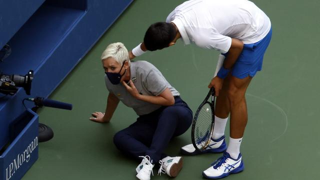 Novak Djokovic a fait tomber la juge de ligne avec une balle violente. Il s'excuse, mais c'est trop tard; le mal est fait. [EPA - JASON SZENES]