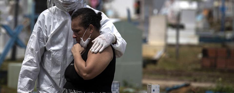 Manaus a été le théâtre d'images d'hôpitaux débordés et de fosses communes lorsque l'épidémie y était à son apogée, en mai. [Keystone - Raphael Alves]