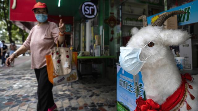 Une femme sort d'un marché à Guangzhou, en Chine, le 4 mai 2020. [Keystone/epa - Alex Plavevski]