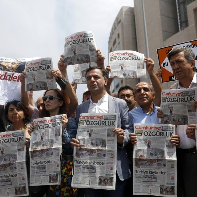 Manifestation de soutien aux journalistes lors de leur procès à Istanbul en juillet 2017. [EPA/Keystone - Erdem Sahin]