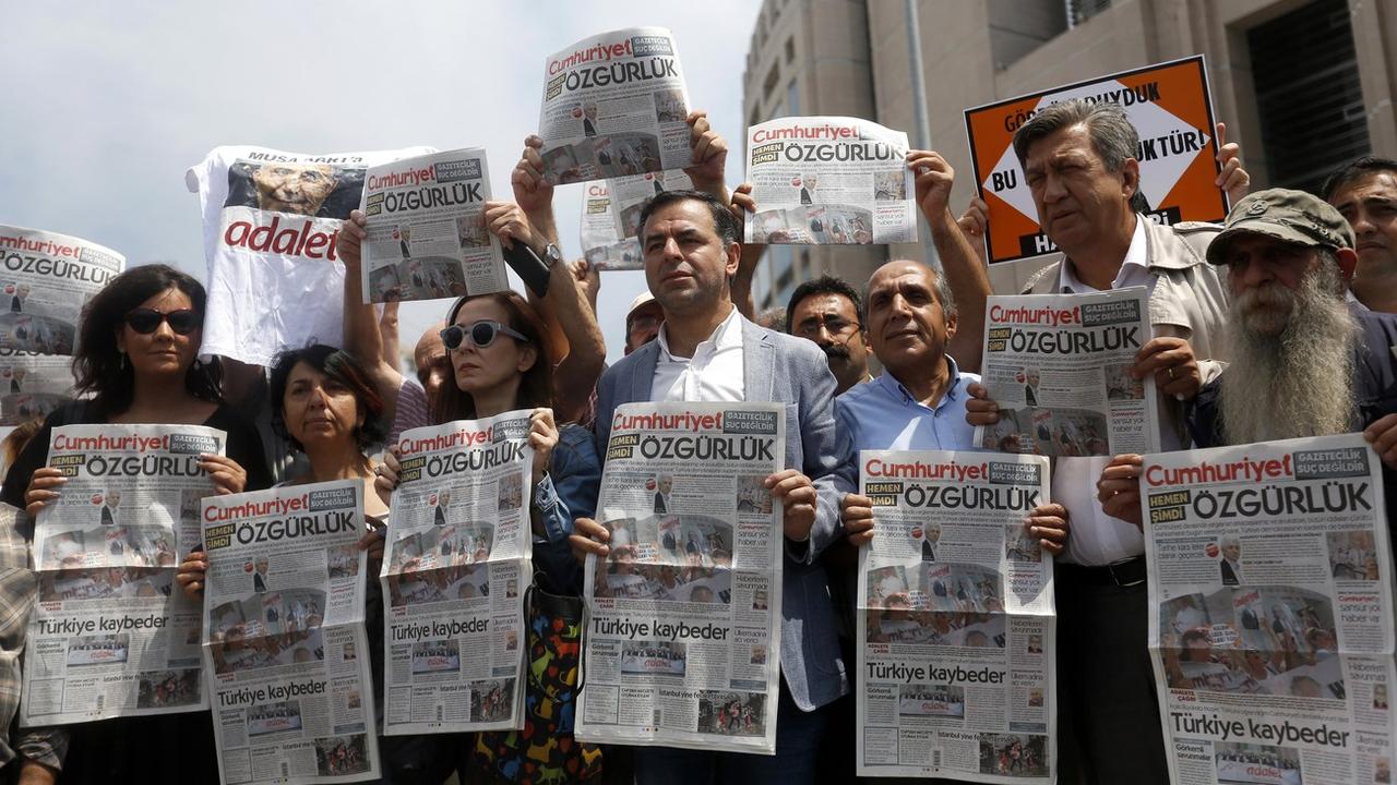 Manifestation de soutien aux journalistes lors de leur procès à Istanbul en juillet 2017. [EPA/Keystone - Erdem Sahin]