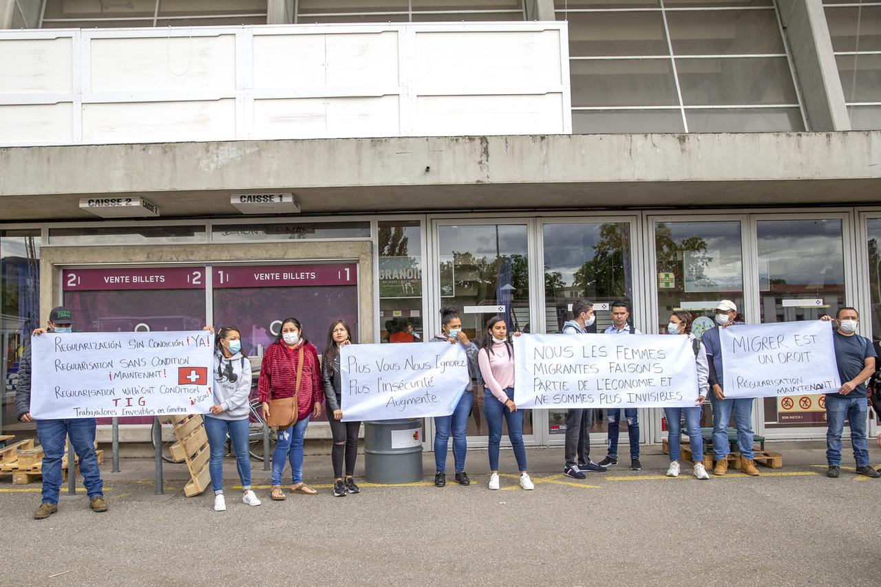 En marge de la distribution, une dizaine de personnes ont manifesté, demandant leur "régularisation sans condition", Genève, le 6 juin 2020. [Keystone - Salvatore Di Nolfi]