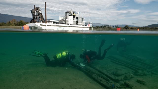 Relevés documentaires de l'épave du 16e siècle découverte dans le lac de Neuchâtel. [OPAN]