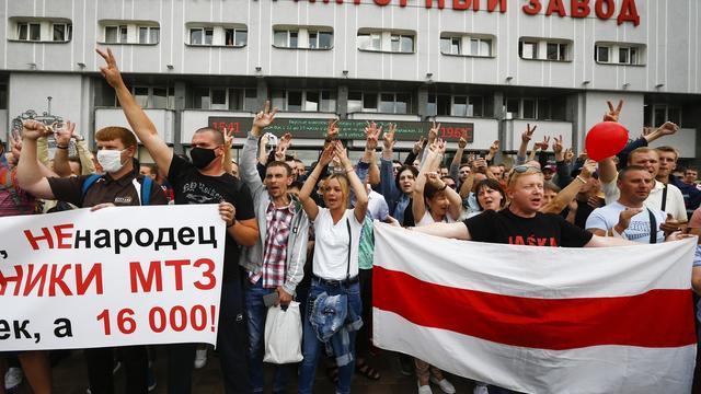 Des travailleurs protestent à Minsk, en Biélorussie, à la suite de l'élection présidentielle de dimanche dernier. [AP Photo/Keystone - Sergei Grits]