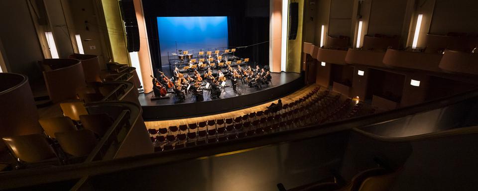 Renaud Capucon, violoniste français joue en compagnie de l'Orchestre de Chambre de Lausanne dans la salle Métropole à Lausanne. [KEYSTONE - Jean-Christophe Bott]