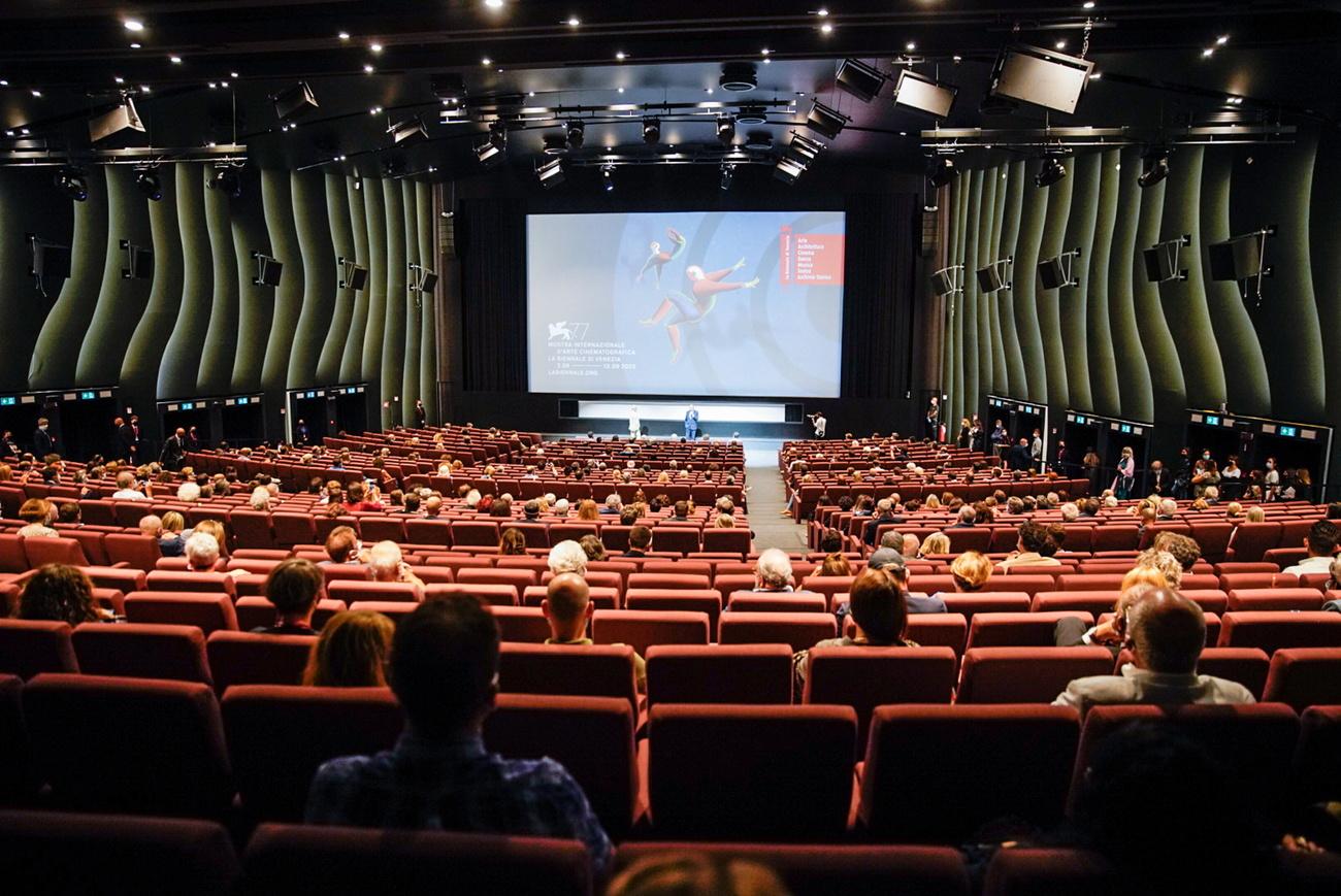 Des spectateurs présents pour la projection du film "Molecole" d'Andrea Segre, le 1er septembre 2020 à la Mostra de Venise. [EPA/STR - STR]