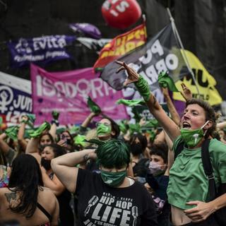 Des personnes manifestent avec des foulards verts – symbole des activistes pro-avortement – à l'extérieur du Congrès argentin, à Buenos Aires, le 11 décembre 2020. [AFP - Ronaldo Schemidt]