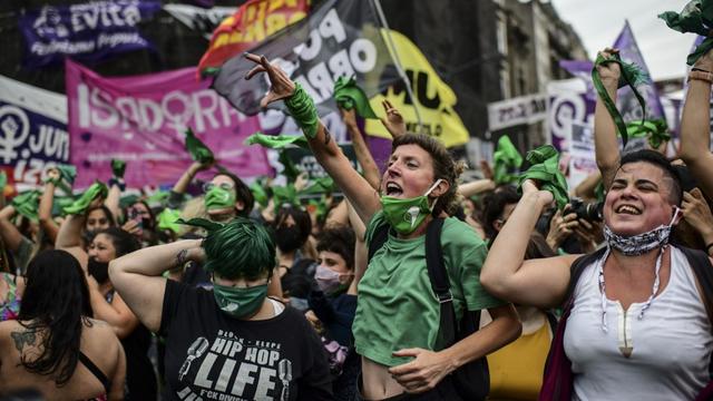 Des personnes manifestent avec des foulards verts – symbole des activistes pro-avortement – à l'extérieur du Congrès argentin, à Buenos Aires, le 11 décembre 2020. [AFP - Ronaldo Schemidt]