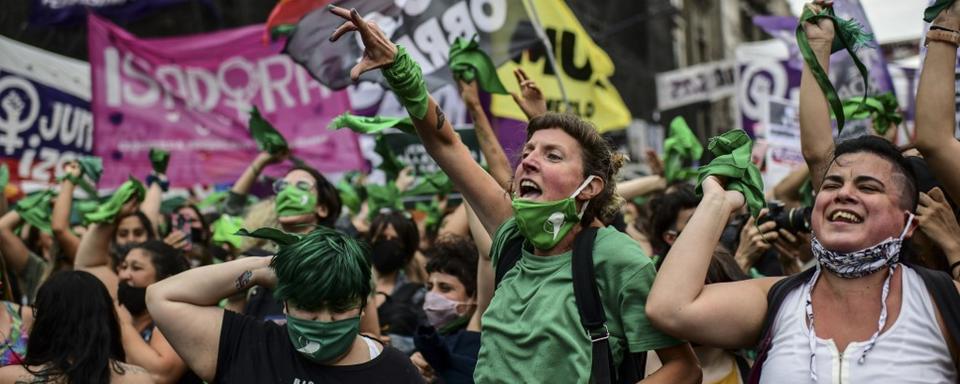 Des personnes manifestent avec des foulards verts – symbole des activistes pro-avortement – à l'extérieur du Congrès argentin, à Buenos Aires, le 11 décembre 2020. [AFP - Ronaldo Schemidt]