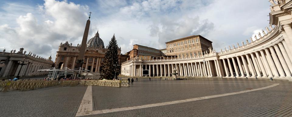 Vendredi 25 décembre: la place Saint-Pierre au Vatican semble bien vide en ce jour de Noël. [Reuters - Yara Nardi]