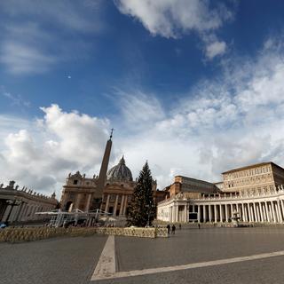 Vendredi 25 décembre: la place Saint-Pierre au Vatican semble bien vide en ce jour de Noël. [Reuters - Yara Nardi]