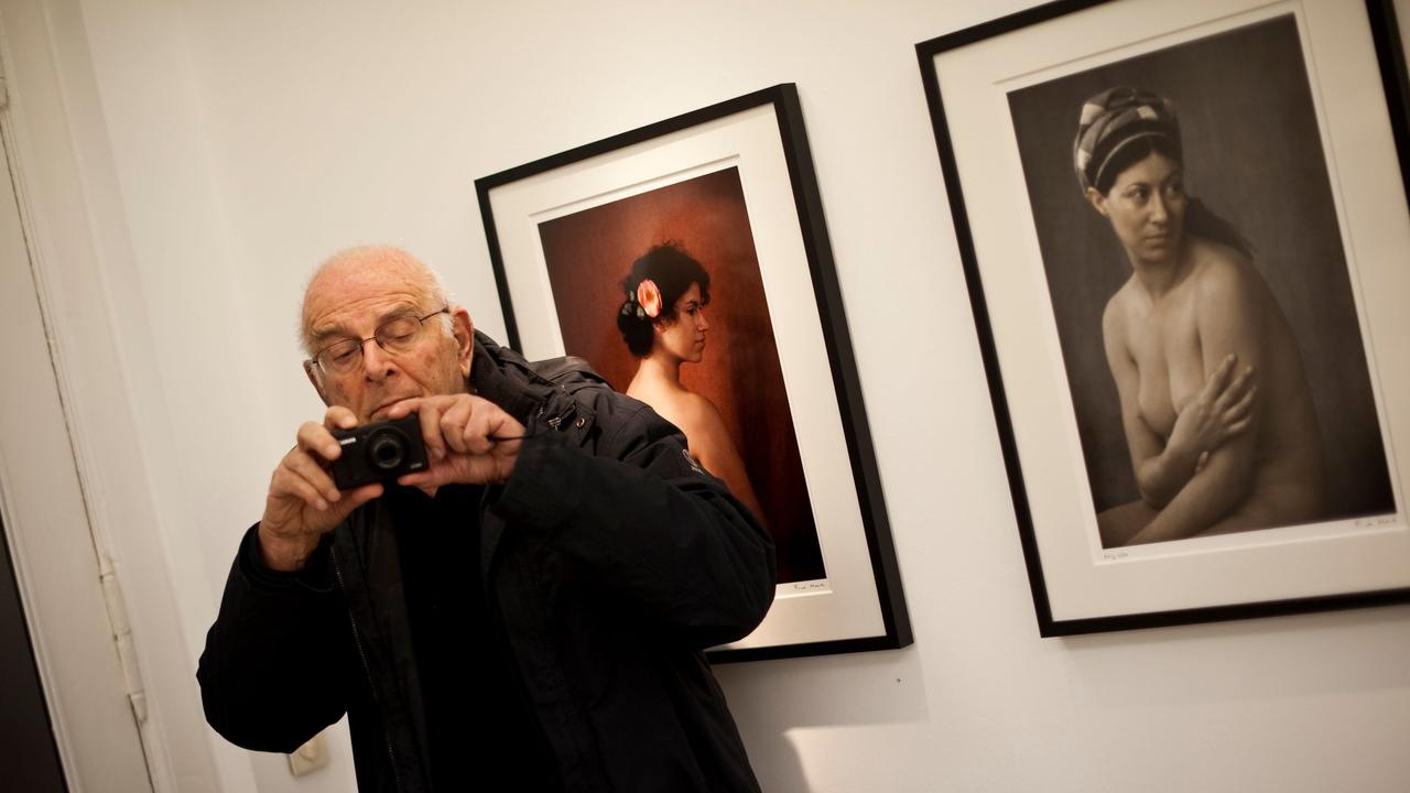 Frank Horvat durant une de ses expositions à Berlin, en 2012. [AFP PHOTO - JOHN MACDOUGALL]