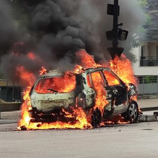 Une voiture brûle après des scènes de violence près de Dijon. [EPA/Keystone - Vincent Lindeneher]