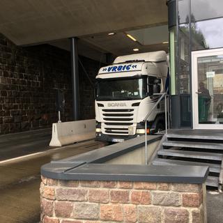 Un camion traverse la douane au col du Brenner, entre l'Italie et l'Autriche. [RTS - Anouk Henry]