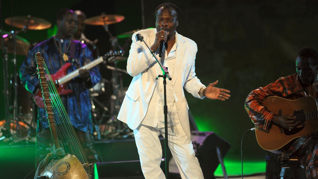 Le chanteur Mory Kanté lors d'un concert près de Tunis, le 13 juillet 2010. [AFP - FETHI BELAID]