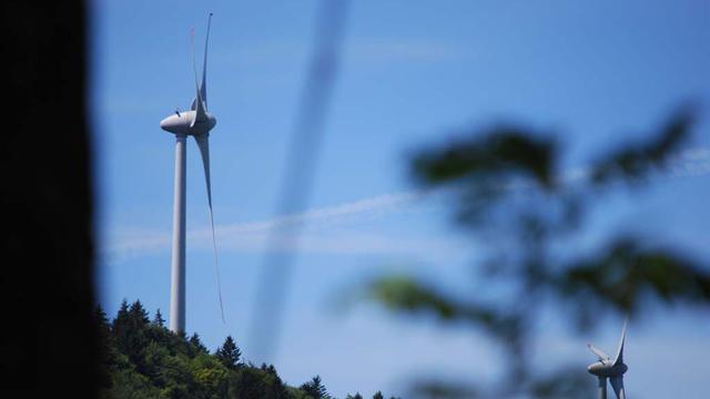 La part de l'énergie verte est de seulement 10% dans la production de chaleur et 3% dans le secteur des transports. [RTS - Gaël Klein]