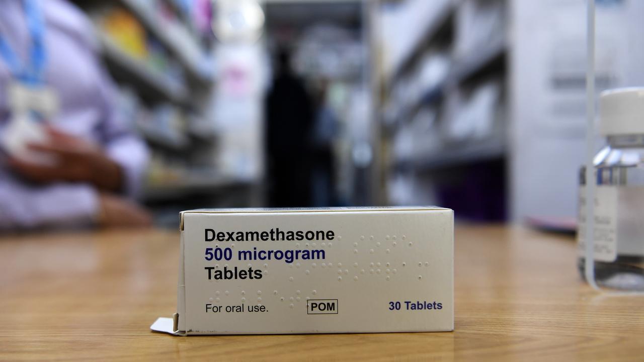 Une boîte de dexaméthasone, un stéroïde qui réduirait significativement la mortalité chez les malades gravement atteint par le Covid-19. [EPA/Keystone - Andy Rain]