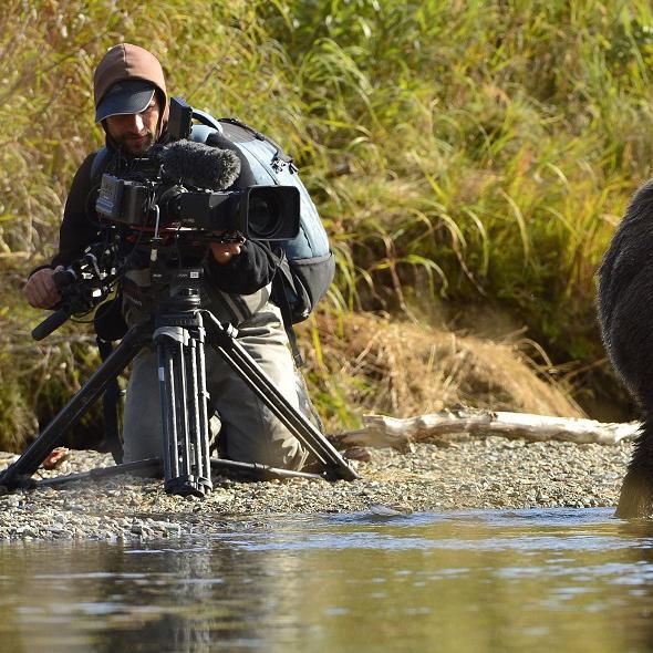 Roman Droux, le réalisateur de "L'Ours en moi", lors du tournage dans le parc National Katmai au sud de lʹAlaska. [loursenmoi.com - DR]