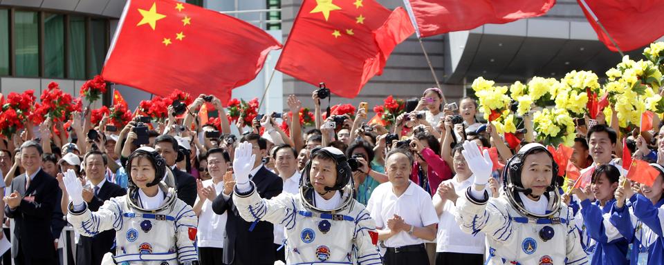 Trois "taïkonautes" chinois, dont la première femme, saluent la foule avant le lancement d'une fusée Shenzhou 9, en 2012. [Reuters - Jason Lee]