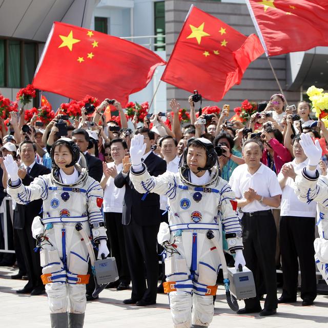 Trois "taïkonautes" chinois, dont la première femme, saluent la foule avant le lancement d'une fusée Shenzhou 9, en 2012. [Reuters - Jason Lee]