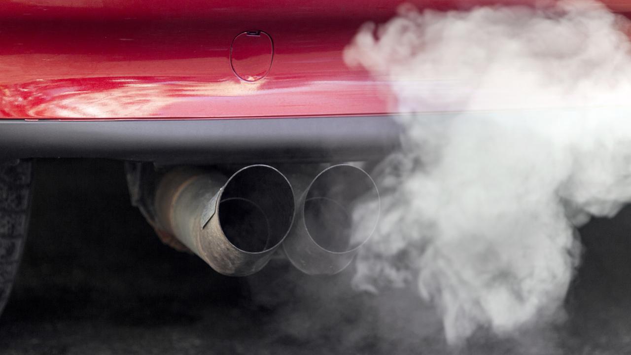 Les émissions de CO2 des voitures neuves ont légèrement augmenté en 2019. Les importateurs ratent ainsi l'objectif de réduction pour la quatrième année consécutive. [Keystone - Gaëtan Bally]