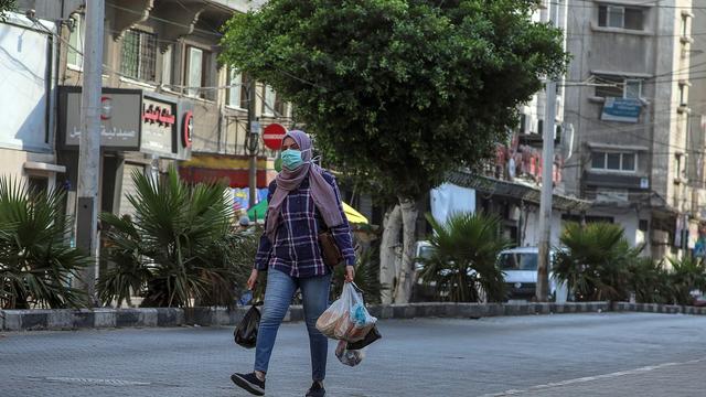 Une femme dans les rues de Gaza. [Keystone - EPA/Mohammed Saber]