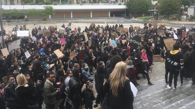 Manifestation sur la place de la Riponne à Lausanne. [RTS - Pauline Rappaz]