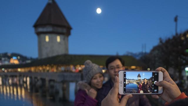 Les touristes étrangers ont beaucoup dépensé l'an passé en Suisse [Keystone - Urs Flueeler]