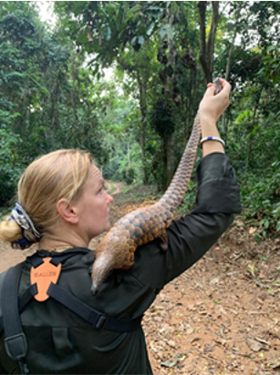 Maja Gudehus et un pangolin à longue queue. [NDIMA]