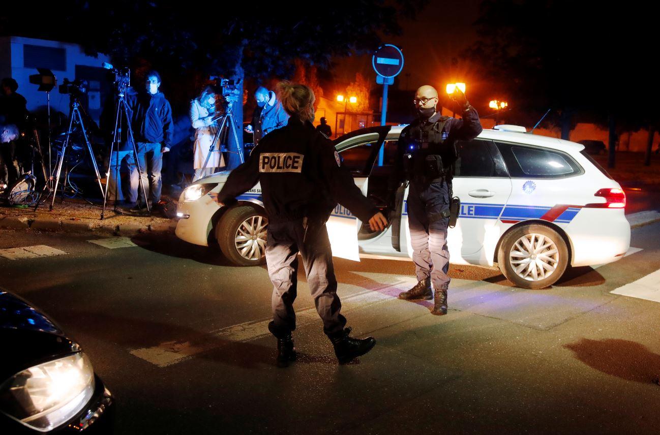 Des policiers près du lieu de l'attaque à Conflans Sainte-Honorine. [Reuters - Charles Platiau]