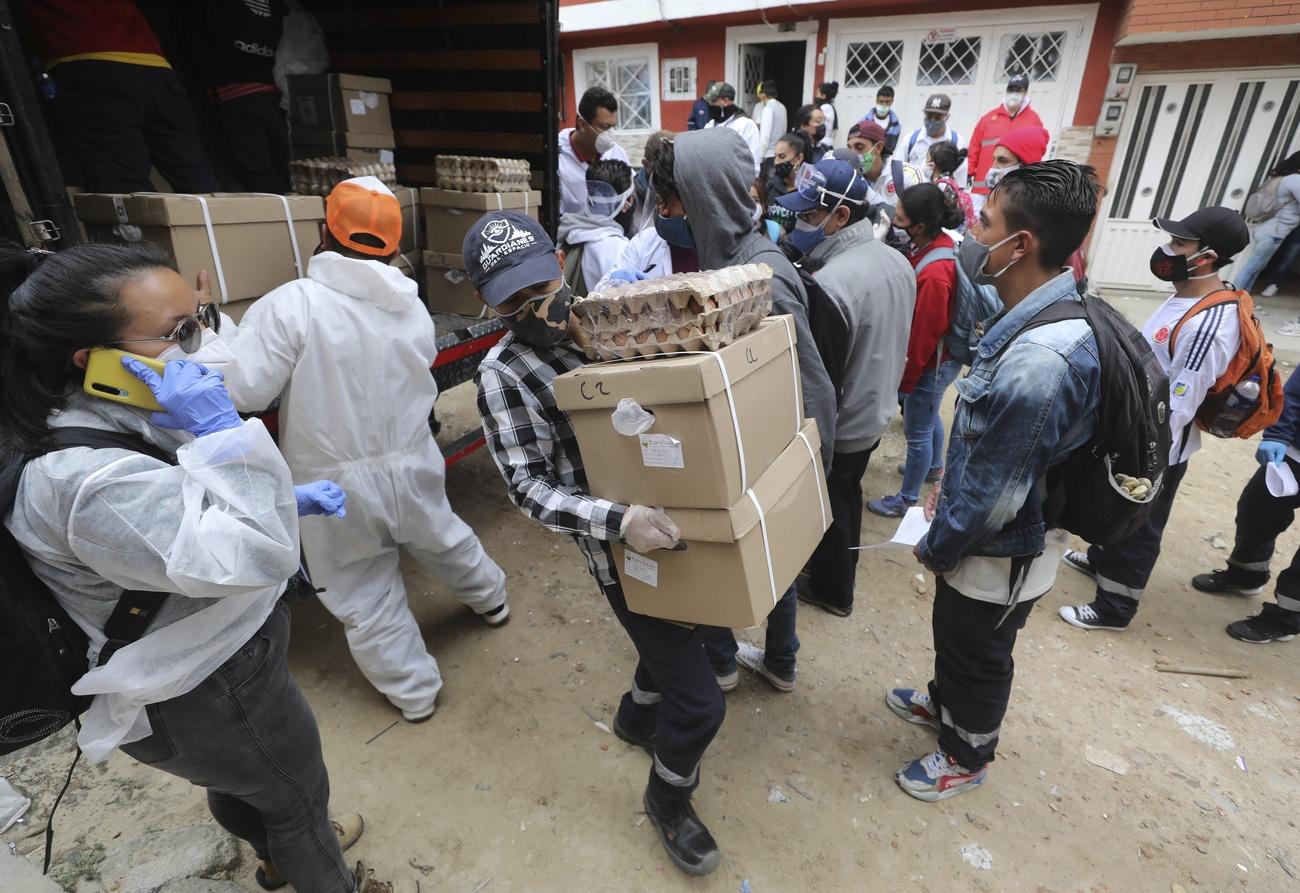 Les autorités de Bogota distribuent de la nourriture aux personnes pauvres qui ne peuvent aller travailler à cause du confinement. Colombie, le 4 mai 2020. [Keystone/AP photo - Fernando Vergara]