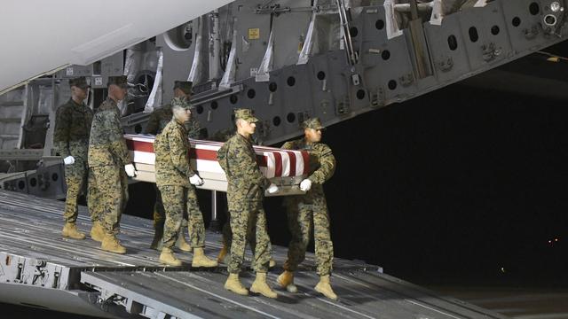 Des soldats américains portent le cercueil d'un camarade mort dans une attaque à la rooquette en Irak, le 11 mars 2020. [AP/Keystone - Steve Ruark]