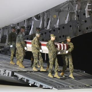 Des soldats américains portent le cercueil d'un camarade mort dans une attaque à la rooquette en Irak, le 11 mars 2020. [AP/Keystone - Steve Ruark]