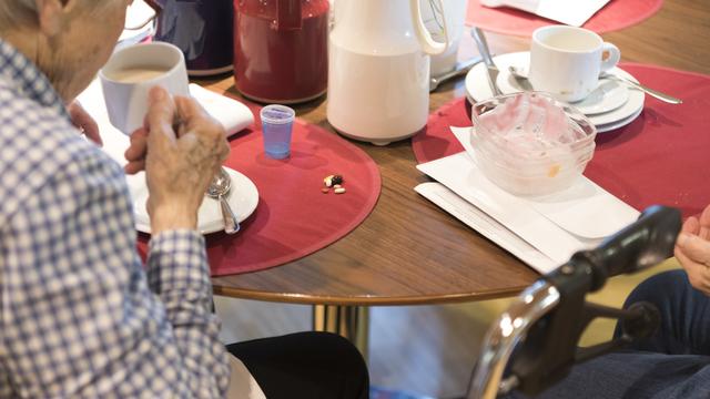 Des personnes âgées prennent un café dans un EMS zurichois. [Keystone - Christian Beutler]