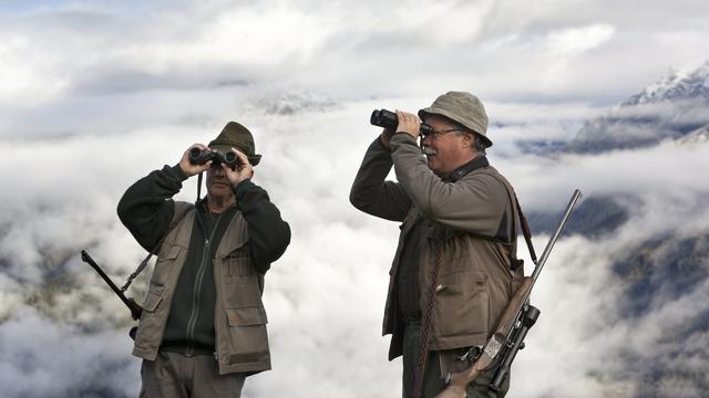 Deux chasseurs dans l'Oberland. [Keystone - Arno Balzarini]