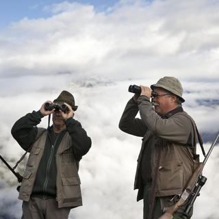 Deux chasseurs dans l'Oberland. [Keystone - Arno Balzarini]