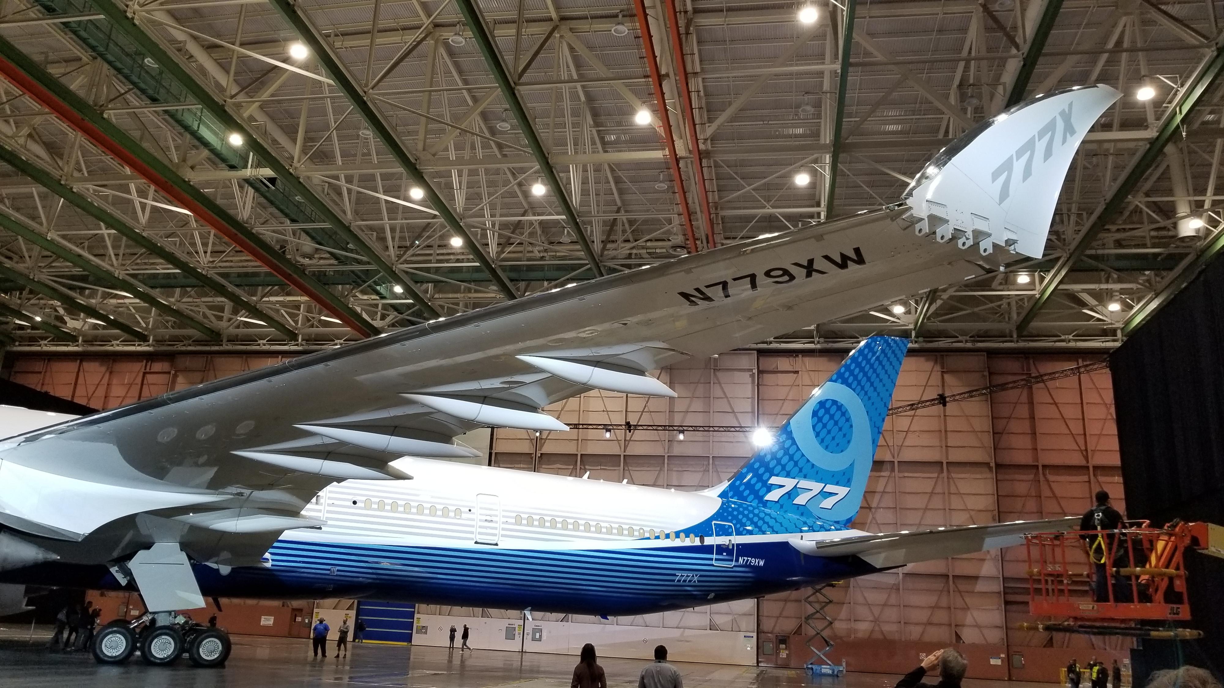Les 3,5 derniers mètres des deux ailes du nouveau Boeing 77X sont rétractables [CC BY 2.0 - Dan Nevill]