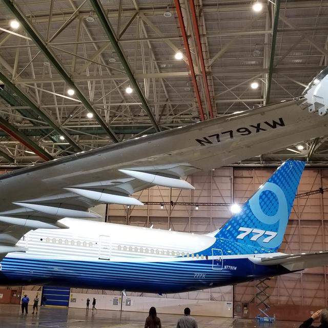 Les 3,5 derniers mètres des deux ailes du nouveau Boeing 77X sont rétractables [CC BY 2.0 - Dan Nevill]