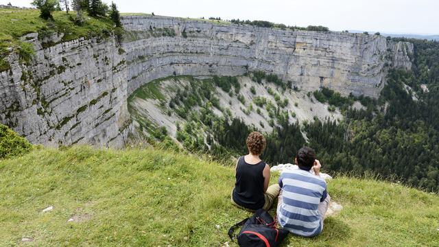 Neuchâtel et Vaud instaurent des mesures pour protéger le haut plateau du Creux-du-Van. [Keystone - Steffen Schmidt]