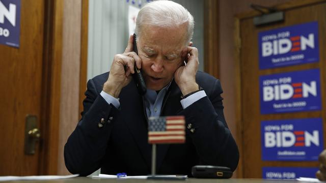 Joe Biden au téléphone. [Keystone - Patrick Semansky/AP]