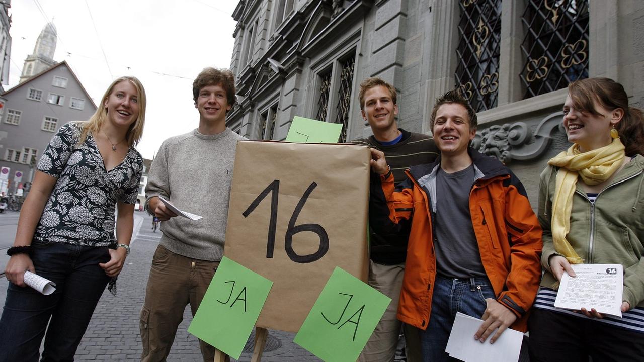 L'idée d'un droit de vote à 16 ans fait son chemin à Lucerne (image d'archive). [Keystone - Walter Bieri]
