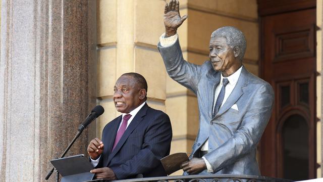 Le président sud-africain Cyril Ramaphosa se tient à côté de la statue de l'ancien président Nelson Mandela, sur le balcon de l'Hôtel-de-Ville de Cape Town, le 11 février 2020. [Keystone/ap photo - Nasief Manie]