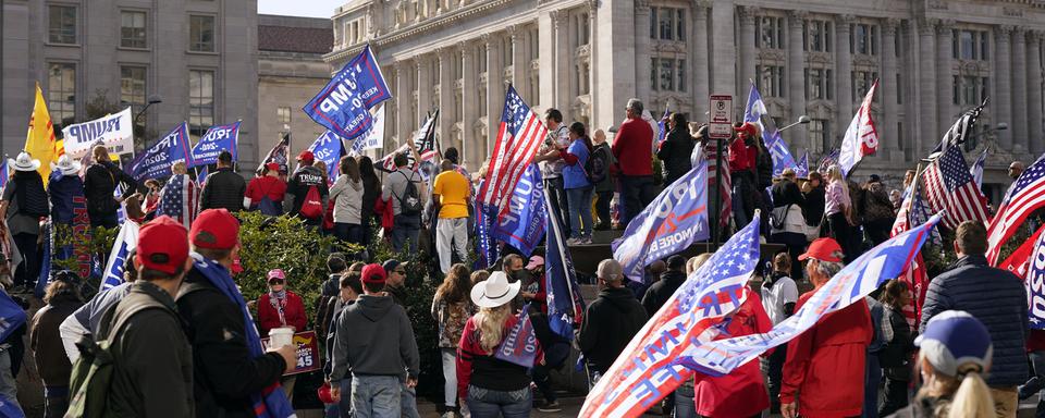 Des manifestants républicains contestent toujours la victoire de Joe Biden, une semaine après l'élection. [AP Photo/Keystone - Jacquelyn Martin]