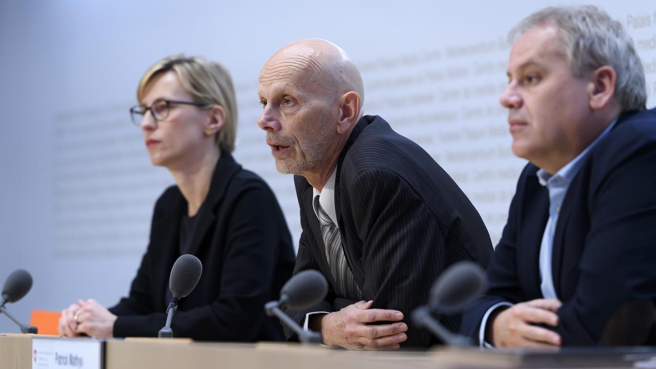 Daniel Koch, responsable de la division Maladies transmissibles à l'OFSP, s'est exprimé mardi matin à Berne lors d'une conférence de presse [Keystone - Anthony Anex]