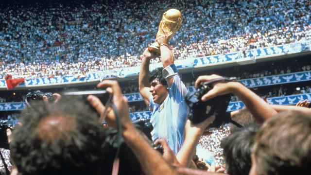 Diego Maradona soulève la Coupe du monde le 29 juin 1986 à Mexico.