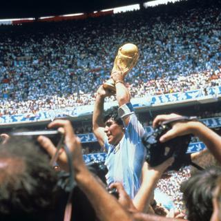 Diego Maradona soulève la Coupe du monde le 29 juin 1986 à Mexico.